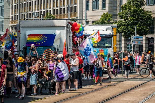 Mehr als 20.000 Menschen beteiligen sich am Demonstrationszug des Christopher Street Day (CSD) 2026 durch die Leipziger Innenstadt. Mit der Veranstaltung setzen die Teilnehmenden ein Zeichen für Vielfalt, Gleichberechtigung sowie die Rechte von LGBTQIA+-Menschen. Leipzig, Sachsen, Deutschland, CSD Leipzig 2026 *** More than 20,000 people are taking part in the Christopher Street Day (CSD) 2026 parade through downtown Leipzig. Through this event, participants are standing up for diversity, equality, and the rights of LGBTQIA people. Leipzig, Saxony, Germany, CSD Leipzig 2026