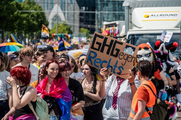 Mehr als 20.000 Menschen beteiligen sich am Demonstrationszug des Christopher Street Day (CSD) 2026 durch die Leipziger Innenstadt. Mit der Veranstaltung setzen die Teilnehmenden ein Zeichen für Vielfalt, Gleichberechtigung sowie die Rechte von LGBTQIA+-Menschen. Leipzig, Sachsen, Deutschland, CSD Leipzig 2026 *** More than 20,000 people are taking part in the Christopher Street Day (CSD) 2026 parade through downtown Leipzig. Through this event, participants are standing up for diversity, equality, and the rights of LGBTQIA people. Leipzig, Saxony, Germany, CSD Leipzig 2026
