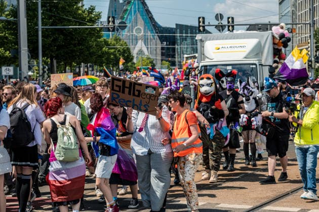 Mehr als 20.000 Menschen beteiligen sich am Demonstrationszug des Christopher Street Day (CSD) 2026 durch die Leipziger Innenstadt. Mit der Veranstaltung setzen die Teilnehmenden ein Zeichen für Vielfalt, Gleichberechtigung sowie die Rechte von LGBTQIA+-Menschen. Leipzig, Sachsen, Deutschland, CSD Leipzig 2026 *** More than 20,000 people are taking part in the Christopher Street Day (CSD) 2026 parade through downtown Leipzig. Through this event, participants are standing up for diversity, equality, and the rights of LGBTQIA people. Leipzig, Saxony, Germany, CSD Leipzig 2026