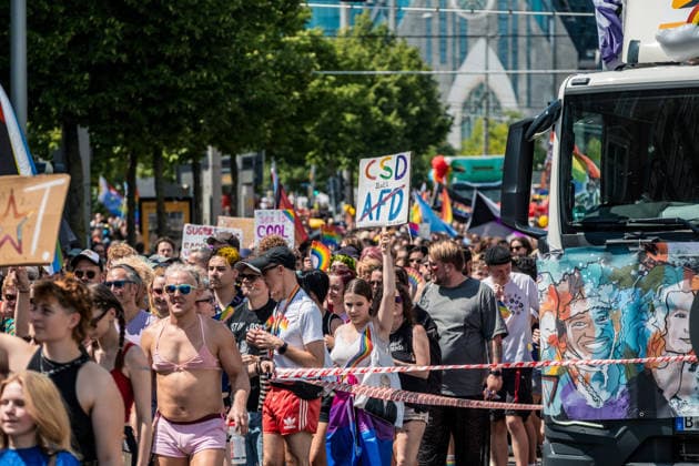Mehr als 20.000 Menschen beteiligen sich am Demonstrationszug des Christopher Street Day (CSD) 2026 durch die Leipziger Innenstadt. Mit der Veranstaltung setzen die Teilnehmenden ein Zeichen für Vielfalt, Gleichberechtigung sowie die Rechte von LGBTQIA+-Menschen. Leipzig, Sachsen, Deutschland, CSD Leipzig 2026 *** More than 20,000 people are taking part in the Christopher Street Day (CSD) 2026 parade through downtown Leipzig. Through this event, participants are standing up for diversity, equality, and the rights of LGBTQIA people. Leipzig, Saxony, Germany, CSD Leipzig 2026