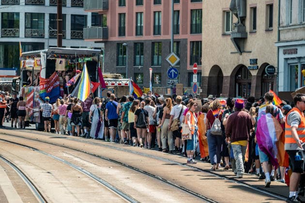 Mehr als 20.000 Menschen beteiligen sich am Demonstrationszug des Christopher Street Day (CSD) 2026 durch die Leipziger Innenstadt. Mit der Veranstaltung setzen die Teilnehmenden ein Zeichen für Vielfalt, Gleichberechtigung sowie die Rechte von LGBTQIA+-Menschen. Leipzig, Sachsen, Deutschland, CSD Leipzig 2026 *** More than 20,000 people are taking part in the Christopher Street Day (CSD) 2026 parade through downtown Leipzig. Through this event, participants are standing up for diversity, equality, and the rights of LGBTQIA people. Leipzig, Saxony, Germany, CSD Leipzig 2026