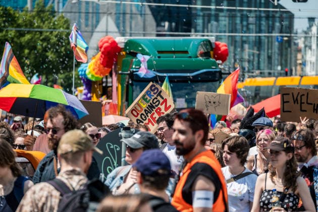 Mehr als 20.000 Menschen beteiligen sich am Demonstrationszug des Christopher Street Day (CSD) 2026 durch die Leipziger Innenstadt. Mit der Veranstaltung setzen die Teilnehmenden ein Zeichen für Vielfalt, Gleichberechtigung sowie die Rechte von LGBTQIA+-Menschen. Leipzig, Sachsen, Deutschland, CSD Leipzig 2026 *** More than 20,000 people are taking part in the Christopher Street Day (CSD) 2026 parade through downtown Leipzig. Through this event, participants are standing up for diversity, equality, and the rights of LGBTQIA people. Leipzig, Saxony, Germany, CSD Leipzig 2026