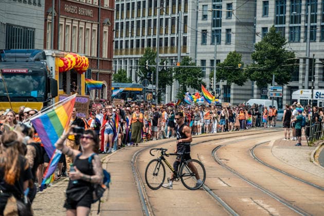 Mehr als 20.000 Menschen beteiligen sich am Demonstrationszug des Christopher Street Day (CSD) 2026 durch die Leipziger Innenstadt. Mit der Veranstaltung setzen die Teilnehmenden ein Zeichen für Vielfalt, Gleichberechtigung sowie die Rechte von LGBTQIA+-Menschen. Leipzig, Sachsen, Deutschland, CSD Leipzig 2026 *** More than 20,000 people are taking part in the Christopher Street Day (CSD) 2026 parade through downtown Leipzig. Through this event, participants are standing up for diversity, equality, and the rights of LGBTQIA people. Leipzig, Saxony, Germany, CSD Leipzig 2026