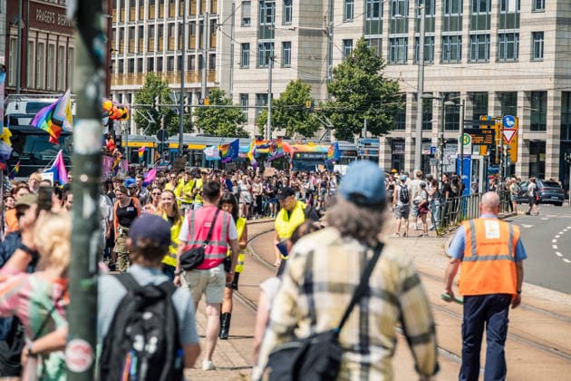 Mehr als 20.000 Menschen beteiligen sich am Demonstrationszug des Christopher Street Day (CSD) 2026 durch die Leipziger Innenstadt. Mit der Veranstaltung setzen die Teilnehmenden ein Zeichen für Vielfalt, Gleichberechtigung sowie die Rechte von LGBTQIA+-Menschen. Leipzig, Sachsen, Deutschland, CSD Leipzig 2026 *** More than 20,000 people are taking part in the Christopher Street Day (CSD) 2026 parade through downtown Leipzig. Through this event, participants are standing up for diversity, equality, and the rights of LGBTQIA people. Leipzig, Saxony, Germany, CSD Leipzig 2026