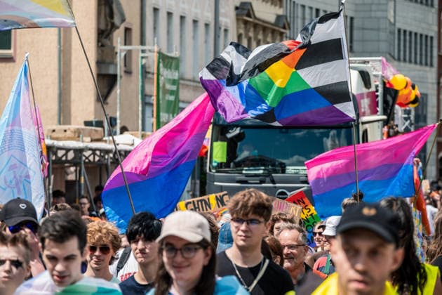 Mehr als 20.000 Menschen beteiligen sich am Demonstrationszug des Christopher Street Day (CSD) 2026 durch die Leipziger Innenstadt. Mit der Veranstaltung setzen die Teilnehmenden ein Zeichen für Vielfalt, Gleichberechtigung sowie die Rechte von LGBTQIA+-Menschen. Leipzig, Sachsen, Deutschland, CSD Leipzig 2026 *** More than 20,000 people are taking part in the Christopher Street Day (CSD) 2026 parade through downtown Leipzig. Through this event, participants are standing up for diversity, equality, and the rights of LGBTQIA people. Leipzig, Saxony, Germany, CSD Leipzig 2026