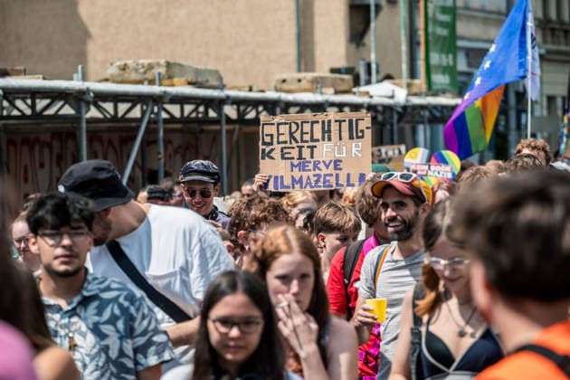 Mehr als 20.000 Menschen beteiligen sich am Demonstrationszug des Christopher Street Day (CSD) 2026 durch die Leipziger Innenstadt. Mit der Veranstaltung setzen die Teilnehmenden ein Zeichen für Vielfalt, Gleichberechtigung sowie die Rechte von LGBTQIA+-Menschen. Leipzig, Sachsen, Deutschland, CSD Leipzig 2026 *** More than 20,000 people are taking part in the Christopher Street Day (CSD) 2026 parade through downtown Leipzig. Through this event, participants are standing up for diversity, equality, and the rights of LGBTQIA people. Leipzig, Saxony, Germany, CSD Leipzig 2026