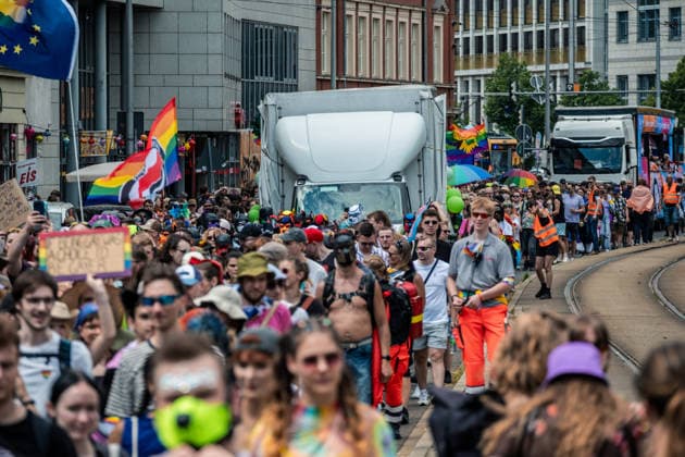 Mehr als 20.000 Menschen beteiligen sich am Demonstrationszug des Christopher Street Day (CSD) 2026 durch die Leipziger Innenstadt. Mit der Veranstaltung setzen die Teilnehmenden ein Zeichen für Vielfalt, Gleichberechtigung sowie die Rechte von LGBTQIA+-Menschen. Leipzig, Sachsen, Deutschland, CSD Leipzig 2026 *** More than 20,000 people are taking part in the Christopher Street Day (CSD) 2026 parade through downtown Leipzig. Through this event, participants are standing up for diversity, equality, and the rights of LGBTQIA people. Leipzig, Saxony, Germany, CSD Leipzig 2026