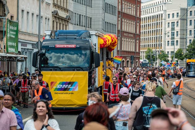 Mehr als 20.000 Menschen beteiligen sich am Demonstrationszug des Christopher Street Day (CSD) 2026 durch die Leipziger Innenstadt. Mit der Veranstaltung setzen die Teilnehmenden ein Zeichen für Vielfalt, Gleichberechtigung sowie die Rechte von LGBTQIA+-Menschen. Leipzig, Sachsen, Deutschland, CSD Leipzig 2026 *** More than 20,000 people are taking part in the Christopher Street Day (CSD) 2026 parade through downtown Leipzig. Through this event, participants are standing up for diversity, equality, and the rights of LGBTQIA people. Leipzig, Saxony, Germany, CSD Leipzig 2026