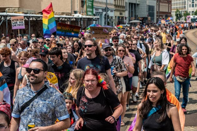 Mehr als 20.000 Menschen beteiligen sich am Demonstrationszug des Christopher Street Day (CSD) 2026 durch die Leipziger Innenstadt. Mit der Veranstaltung setzen die Teilnehmenden ein Zeichen für Vielfalt, Gleichberechtigung sowie die Rechte von LGBTQIA+-Menschen. Leipzig, Sachsen, Deutschland, CSD Leipzig 2026 *** More than 20,000 people are taking part in the Christopher Street Day (CSD) 2026 parade through downtown Leipzig. Through this event, participants are standing up for diversity, equality, and the rights of LGBTQIA people. Leipzig, Saxony, Germany, CSD Leipzig 2026