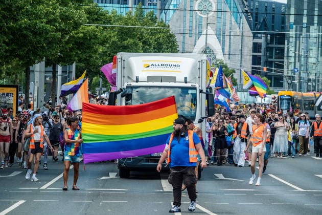 Mehr als 20.000 Menschen beteiligen sich am Demonstrationszug des Christopher Street Day (CSD) 2026 durch die Leipziger Innenstadt. Mit der Veranstaltung setzen die Teilnehmenden ein Zeichen für Vielfalt, Gleichberechtigung sowie die Rechte von LGBTQIA+-Menschen. Leipzig, Sachsen, Deutschland, CSD Leipzig 2026 *** More than 20,000 people are taking part in the Christopher Street Day (CSD) 2026 parade through downtown Leipzig. Through this event, participants are standing up for diversity, equality, and the rights of LGBTQIA people. Leipzig, Saxony, Germany, CSD Leipzig 2026