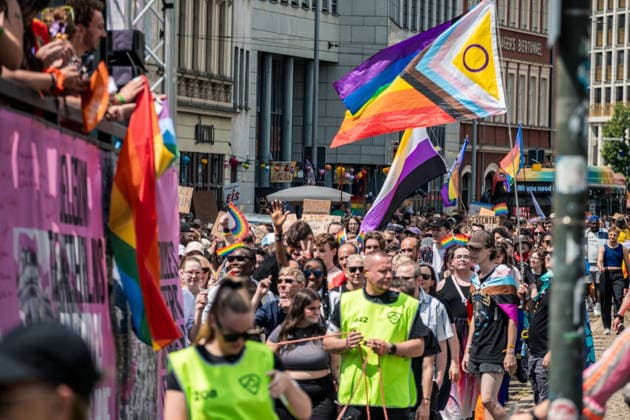 Mehr als 20.000 Menschen beteiligen sich am Demonstrationszug des Christopher Street Day (CSD) 2026 durch die Leipziger Innenstadt. Mit der Veranstaltung setzen die Teilnehmenden ein Zeichen für Vielfalt, Gleichberechtigung sowie die Rechte von LGBTQIA+-Menschen. Leipzig, Sachsen, Deutschland, CSD Leipzig 2026 *** More than 20,000 people are taking part in the Christopher Street Day (CSD) 2026 parade through downtown Leipzig. Through this event, participants are standing up for diversity, equality, and the rights of LGBTQIA people. Leipzig, Saxony, Germany, CSD Leipzig 2026