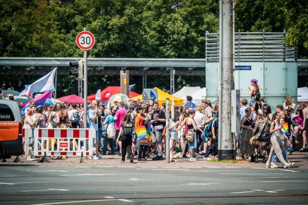 Mehr als 20.000 Menschen beteiligen sich am Demonstrationszug des Christopher Street Day (CSD) 2026 durch die Leipziger Innenstadt. Mit der Veranstaltung setzen die Teilnehmenden ein Zeichen für Vielfalt, Gleichberechtigung sowie die Rechte von LGBTQIA+-Menschen. Leipzig, Sachsen, Deutschland, CSD Leipzig 2026 *** More than 20,000 people are taking part in the Christopher Street Day (CSD) 2026 parade through downtown Leipzig. Through this event, participants are standing up for diversity, equality, and the rights of LGBTQIA people. Leipzig, Saxony, Germany, CSD Leipzig 2026