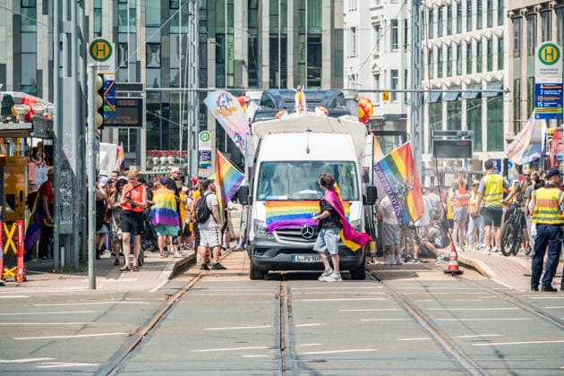 Mehr als 20.000 Menschen beteiligen sich am Demonstrationszug des Christopher Street Day (CSD) 2026 durch die Leipziger Innenstadt. Mit der Veranstaltung setzen die Teilnehmenden ein Zeichen für Vielfalt, Gleichberechtigung sowie die Rechte von LGBTQIA+-Menschen. Leipzig, Sachsen, Deutschland, CSD Leipzig 2026 *** More than 20,000 people are taking part in the Christopher Street Day (CSD) 2026 parade through downtown Leipzig. Through this event, participants are standing up for diversity, equality, and the rights of LGBTQIA people. Leipzig, Saxony, Germany, CSD Leipzig 2026