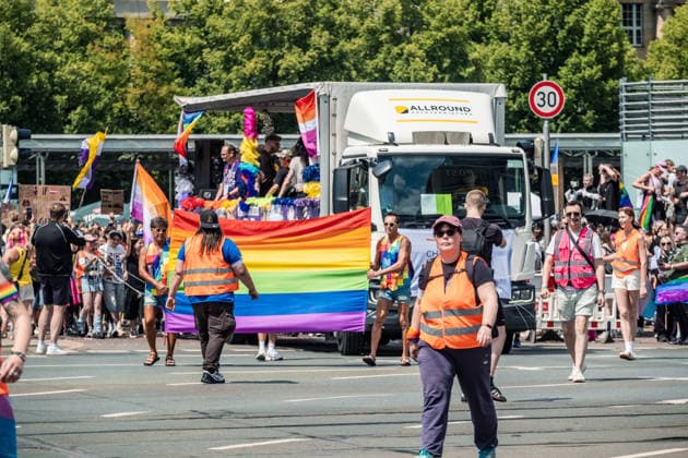 Mehr als 20.000 Menschen beteiligen sich am Demonstrationszug des Christopher Street Day (CSD) 2026 durch die Leipziger Innenstadt. Mit der Veranstaltung setzen die Teilnehmenden ein Zeichen für Vielfalt, Gleichberechtigung sowie die Rechte von LGBTQIA+-Menschen. Leipzig, Sachsen, Deutschland, CSD Leipzig 2026 *** More than 20,000 people are taking part in the Christopher Street Day (CSD) 2026 parade through downtown Leipzig. Through this event, participants are standing up for diversity, equality, and the rights of LGBTQIA people. Leipzig, Saxony, Germany, CSD Leipzig 2026