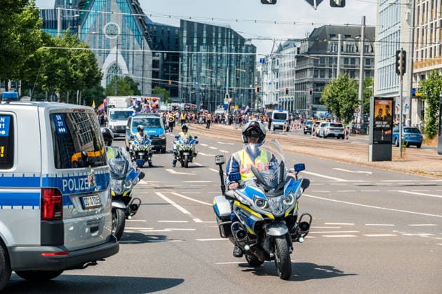 Mehr als 20.000 Menschen beteiligen sich am Demonstrationszug des Christopher Street Day (CSD) 2026 durch die Leipziger Innenstadt. Mit der Veranstaltung setzen die Teilnehmenden ein Zeichen für Vielfalt, Gleichberechtigung sowie die Rechte von LGBTQIA+-Menschen. Leipzig, Sachsen, Deutschland, CSD Leipzig 2026 *** More than 20,000 people are taking part in the Christopher Street Day (CSD) 2026 parade through downtown Leipzig. Through this event, participants are standing up for diversity, equality, and the rights of LGBTQIA people. Leipzig, Saxony, Germany, CSD Leipzig 2026