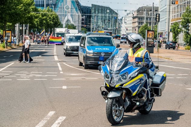 Mehr als 20.000 Menschen beteiligen sich am Demonstrationszug des Christopher Street Day (CSD) 2026 durch die Leipziger Innenstadt. Mit der Veranstaltung setzen die Teilnehmenden ein Zeichen für Vielfalt, Gleichberechtigung sowie die Rechte von LGBTQIA+-Menschen. Leipzig, Sachsen, Deutschland, CSD Leipzig 2026 *** More than 20,000 people are taking part in the Christopher Street Day (CSD) 2026 parade through downtown Leipzig. Through this event, participants are standing up for diversity, equality, and the rights of LGBTQIA people. Leipzig, Saxony, Germany, CSD Leipzig 2026