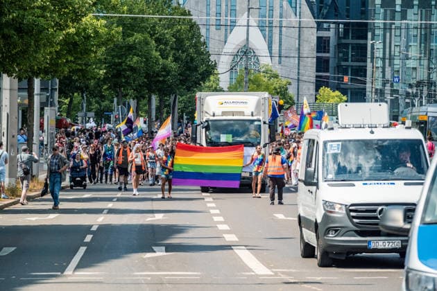 Mehr als 20.000 Menschen beteiligen sich am Demonstrationszug des Christopher Street Day (CSD) 2026 durch die Leipziger Innenstadt. Mit der Veranstaltung setzen die Teilnehmenden ein Zeichen für Vielfalt, Gleichberechtigung sowie die Rechte von LGBTQIA+-Menschen. Leipzig, Sachsen, Deutschland, CSD Leipzig 2026 *** More than 20,000 people are taking part in the Christopher Street Day (CSD) 2026 parade through downtown Leipzig. Through this event, participants are standing up for diversity, equality, and the rights of LGBTQIA people. Leipzig, Saxony, Germany, CSD Leipzig 2026