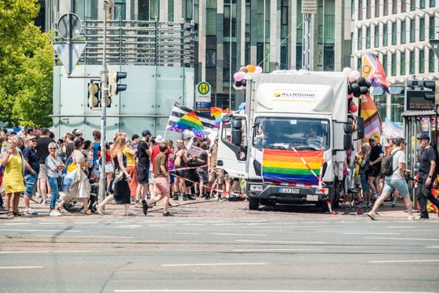 Mehr als 20.000 Menschen beteiligen sich am Demonstrationszug des Christopher Street Day (CSD) 2026 durch die Leipziger Innenstadt. Mit der Veranstaltung setzen die Teilnehmenden ein Zeichen für Vielfalt, Gleichberechtigung sowie die Rechte von LGBTQIA+-Menschen. Leipzig, Sachsen, Deutschland, CSD Leipzig 2026 *** More than 20,000 people are taking part in the Christopher Street Day (CSD) 2026 parade through downtown Leipzig. Through this event, participants are standing up for diversity, equality, and the rights of LGBTQIA people. Leipzig, Saxony, Germany, CSD Leipzig 2026