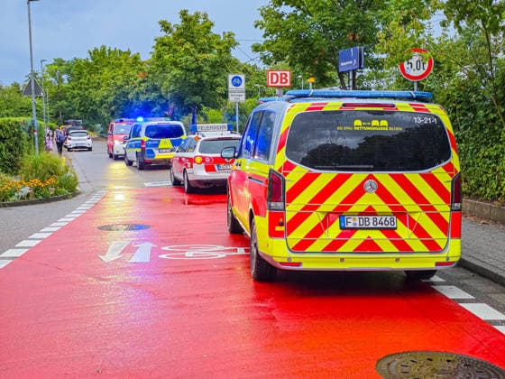 Schockierender Vorfall in Regionalzug in Ettlingen: Streit bei Fahrscheinkontrolle mit betrunkenem Fahrgast in Personenzug eskaliert - Mitarbeiter der DB-Sicherheit stürzt nach Gerangel aus fahrendem Zug und erleidet lebensgefährliche Verletzungen - Fah Ein Mitarbeiter der DB-Sicherheit wurde am Freitagabend lebensgefährlich verletzt, nachdem er im Verlauf einer körperlichen Auseinandersetzung aus einem fahrenden Zug gestürzt war. Nach derzeitigem Stand der Ermittlungen kontrollierten Fahrscheinprüfer gegen 19:35 Uhr auf der Bahnstrecke von Offenburg nach Karlsruhe einen 36-jährigen deutschen Fahrgast. Im Zusammenhang mit der Fahrscheinkontrolle kam es wohl zu einem verbalen Streit, weshalb zwei Mitarbeiter der DB-Sicherheit hinzugez Copyright: xMelaniexKeulx xEinsatzReport24x