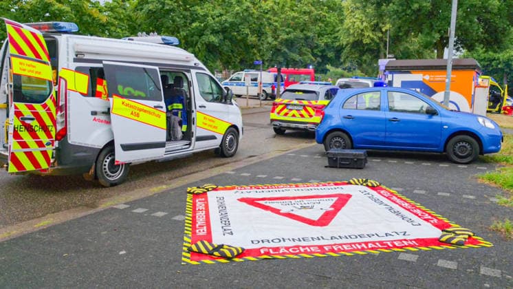 RECORD DATE NOT STATED Schockierender Vorfall in Regionalzug in Ettlingen: Streit bei Fahrscheinkontrolle mit betrunkenem Fahrgast in Personenzug eskaliert - Mitarbeiter der DB-Sicherheit stürzt nach Gerangel aus fahrendem Zug und erleidet lebensgefährliche Verletzungen - Fah Ein Mitarbeiter der DB-Sicherheit wurde am Freitagabend lebensgefährlich verletzt, nachdem er im Verlauf einer körperlichen Auseinandersetzung aus einem fahrenden Zug gestürzt war. Nach derzeitigem Stand der Ermittlungen kontrollierten Fahrscheinprüfer gegen 19:35 Uhr auf der Bahnstrecke von Offenburg nach Karlsruhe einen 36-jährigen deutschen Fahrgast. Im Zusammenhang mit der Fahrscheinkontrolle kam es wohl zu einem verbalen Streit, weshalb zwei Mitarbeiter der DB-Sicherheit hinzugez Copyright: xMelaniexKeulx xEinsatzReport24x