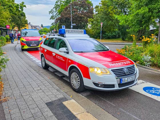 Schockierender Vorfall in Regionalzug in Ettlingen: Streit bei Fahrscheinkontrolle mit betrunkenem Fahrgast in Personenzug eskaliert - Mitarbeiter der DB-Sicherheit stürzt nach Gerangel aus fahrendem Zug und erleidet lebensgefährliche Verletzungen - Fah Ein Mitarbeiter der DB-Sicherheit wurde am Freitagabend lebensgefährlich verletzt, nachdem er im Verlauf einer körperlichen Auseinandersetzung aus einem fahrenden Zug gestürzt war. Nach derzeitigem Stand der Ermittlungen kontrollierten Fahrscheinprüfer gegen 19:35 Uhr auf der Bahnstrecke von Offenburg nach Karlsruhe einen 36-jährigen deutschen Fahrgast. Im Zusammenhang mit der Fahrscheinkontrolle kam es wohl zu einem verbalen Streit, weshalb zwei Mitarbeiter der DB-Sicherheit hinzugez Copyright: xMelaniexKeulx xEinsatzReport24x
