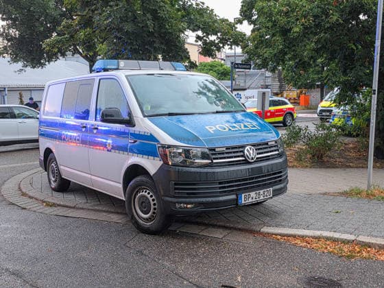 Schockierender Vorfall in Regionalzug in Ettlingen: Streit bei Fahrscheinkontrolle mit betrunkenem Fahrgast in Personenzug eskaliert - Mitarbeiter der DB-Sicherheit stürzt nach Gerangel aus fahrendem Zug und erleidet lebensgefährliche Verletzungen - Fah Ein Mitarbeiter der DB-Sicherheit wurde am Freitagabend lebensgefährlich verletzt, nachdem er im Verlauf einer körperlichen Auseinandersetzung aus einem fahrenden Zug gestürzt war. Nach derzeitigem Stand der Ermittlungen kontrollierten Fahrscheinprüfer gegen 19:35 Uhr auf der Bahnstrecke von Offenburg nach Karlsruhe einen 36-jährigen deutschen Fahrgast. Im Zusammenhang mit der Fahrscheinkontrolle kam es wohl zu einem verbalen Streit, weshalb zwei Mitarbeiter der DB-Sicherheit hinzugez Copyright: xMelaniexKeulx xEinsatzReport24x