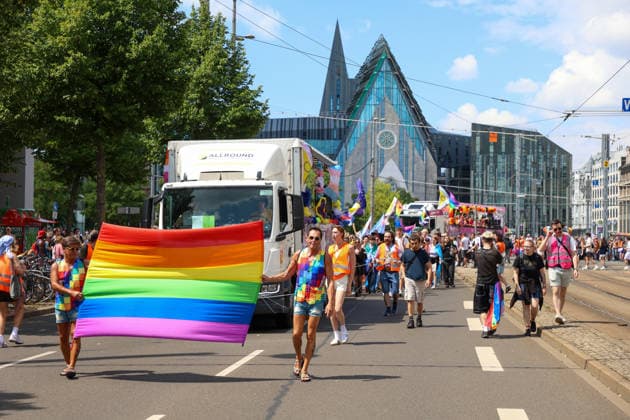 CSD Leipzig 2026: Tausende Menschen zogen bunt und friedlich durch die Innenstadt Am heutigen Tag fand in Leipzig der Christopher Street Day (CSD) 2026 statt. Auftakt der Veranstaltung war auf dem Augustusplatz, wo sich zahlreiche Teilnehmer versammelten. Im Anschluss setzte sich der Demonstrationszug durch das Leipziger Stadtgebiet in Bewegung. Die Veranstaltung verlief nach ersten Erkenntnissen geordnet und wurde von zahlreichen Schaulustigen begleitet. Bereits zu Beginn der Demonstration herrschte auf dem Augustusplatz reger Betrieb, ehe sich der Demonstrationszug formierte und die festgelegte Strecke durch die Innenstadt nahm. Während des Aufzuges kam es im Bereich der Demonstrationsroute zu temporären Verkehrsbehinderungen und Sperru Copyright: xEHLxMedia BjörnxStachx 20260718_csd-leipzig-2026_15