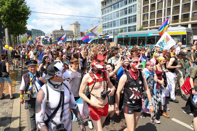 CSD Leipzig 2026: Tausende Menschen zogen bunt und friedlich durch die Innenstadt Am heutigen Tag fand in Leipzig der Christopher Street Day (CSD) 2026 statt. Auftakt der Veranstaltung war auf dem Augustusplatz, wo sich zahlreiche Teilnehmer versammelten. Im Anschluss setzte sich der Demonstrationszug durch das Leipziger Stadtgebiet in Bewegung. Die Veranstaltung verlief nach ersten Erkenntnissen geordnet und wurde von zahlreichen Schaulustigen begleitet. Bereits zu Beginn der Demonstration herrschte auf dem Augustusplatz reger Betrieb, ehe sich der Demonstrationszug formierte und die festgelegte Strecke durch die Innenstadt nahm. Während des Aufzuges kam es im Bereich der Demonstrationsroute zu temporären Verkehrsbehinderungen und Sperru Copyright: xEHLxMedia BjörnxStachx 20260718_csd-leipzig-2026_16