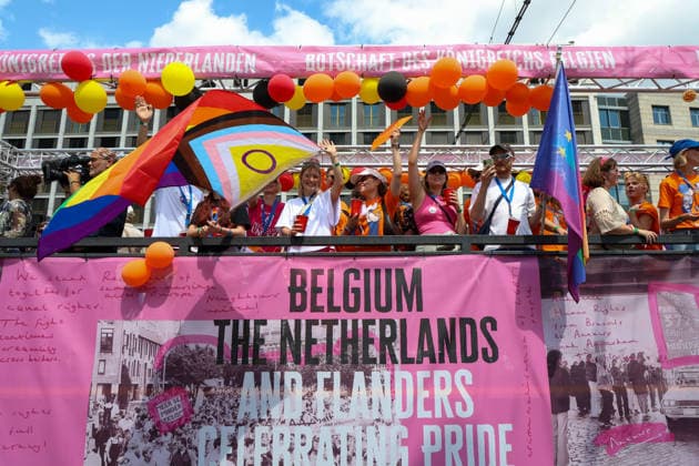 CSD Leipzig 2026: Tausende Menschen zogen bunt und friedlich durch die Innenstadt Am heutigen Tag fand in Leipzig der Christopher Street Day (CSD) 2026 statt. Auftakt der Veranstaltung war auf dem Augustusplatz, wo sich zahlreiche Teilnehmer versammelten. Im Anschluss setzte sich der Demonstrationszug durch das Leipziger Stadtgebiet in Bewegung. Die Veranstaltung verlief nach ersten Erkenntnissen geordnet und wurde von zahlreichen Schaulustigen begleitet. Bereits zu Beginn der Demonstration herrschte auf dem Augustusplatz reger Betrieb, ehe sich der Demonstrationszug formierte und die festgelegte Strecke durch die Innenstadt nahm. Während des Aufzuges kam es im Bereich der Demonstrationsroute zu temporären Verkehrsbehinderungen und Sperru Copyright: xEHLxMedia BjörnxStachx 20260718_csd-leipzig-2026_17