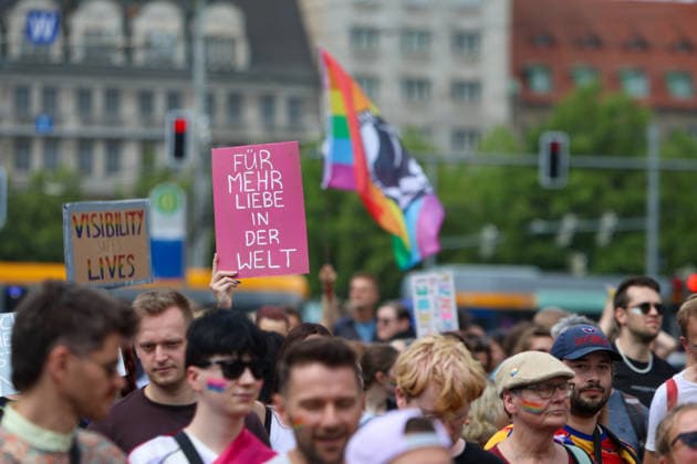 CSD Leipzig 2026: Tausende Menschen zogen bunt und friedlich durch die Innenstadt Am heutigen Tag fand in Leipzig der Christopher Street Day (CSD) 2026 statt. Auftakt der Veranstaltung war auf dem Augustusplatz, wo sich zahlreiche Teilnehmer versammelten. Im Anschluss setzte sich der Demonstrationszug durch das Leipziger Stadtgebiet in Bewegung. Die Veranstaltung verlief nach ersten Erkenntnissen geordnet und wurde von zahlreichen Schaulustigen begleitet. Bereits zu Beginn der Demonstration herrschte auf dem Augustusplatz reger Betrieb, ehe sich der Demonstrationszug formierte und die festgelegte Strecke durch die Innenstadt nahm. Während des Aufzuges kam es im Bereich der Demonstrationsroute zu temporären Verkehrsbehinderungen und Sperru Copyright: xEHLxMedia BjörnxStachx 20260718_csd-leipzig-2026_18