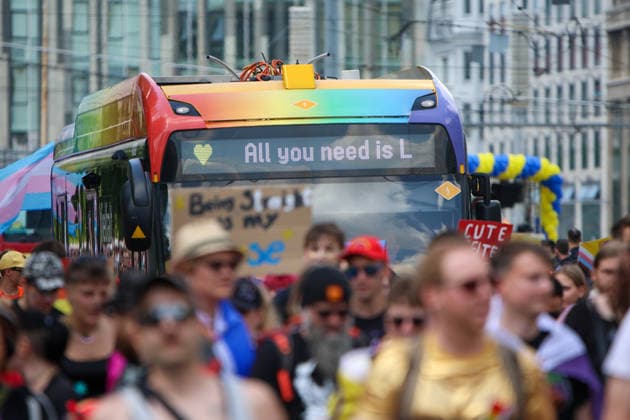 CSD Leipzig 2026: Tausende Menschen zogen bunt und friedlich durch die Innenstadt Am heutigen Tag fand in Leipzig der Christopher Street Day (CSD) 2026 statt. Auftakt der Veranstaltung war auf dem Augustusplatz, wo sich zahlreiche Teilnehmer versammelten. Im Anschluss setzte sich der Demonstrationszug durch das Leipziger Stadtgebiet in Bewegung. Die Veranstaltung verlief nach ersten Erkenntnissen geordnet und wurde von zahlreichen Schaulustigen begleitet. Bereits zu Beginn der Demonstration herrschte auf dem Augustusplatz reger Betrieb, ehe sich der Demonstrationszug formierte und die festgelegte Strecke durch die Innenstadt nahm. Während des Aufzuges kam es im Bereich der Demonstrationsroute zu temporären Verkehrsbehinderungen und Sperru Copyright: xEHLxMedia BjörnxStachx 20260718_csd-leipzig-2026_19