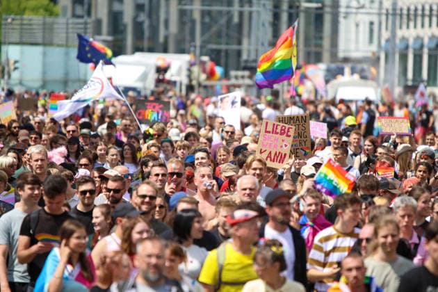CSD Leipzig 2026: Tausende Menschen zogen bunt und friedlich durch die Innenstadt Am heutigen Tag fand in Leipzig der Christopher Street Day (CSD) 2026 statt. Auftakt der Veranstaltung war auf dem Augustusplatz, wo sich zahlreiche Teilnehmer versammelten. Im Anschluss setzte sich der Demonstrationszug durch das Leipziger Stadtgebiet in Bewegung. Die Veranstaltung verlief nach ersten Erkenntnissen geordnet und wurde von zahlreichen Schaulustigen begleitet. Bereits zu Beginn der Demonstration herrschte auf dem Augustusplatz reger Betrieb, ehe sich der Demonstrationszug formierte und die festgelegte Strecke durch die Innenstadt nahm. Während des Aufzuges kam es im Bereich der Demonstrationsroute zu temporären Verkehrsbehinderungen und Sperru Copyright: xEHLxMedia BjörnxStachx 20260718_csd-leipzig-2026_20