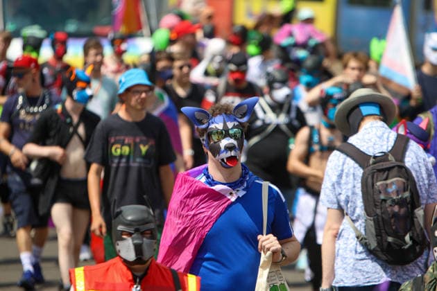 CSD Leipzig 2026: Tausende Menschen zogen bunt und friedlich durch die Innenstadt Am heutigen Tag fand in Leipzig der Christopher Street Day (CSD) 2026 statt. Auftakt der Veranstaltung war auf dem Augustusplatz, wo sich zahlreiche Teilnehmer versammelten. Im Anschluss setzte sich der Demonstrationszug durch das Leipziger Stadtgebiet in Bewegung. Die Veranstaltung verlief nach ersten Erkenntnissen geordnet und wurde von zahlreichen Schaulustigen begleitet. Bereits zu Beginn der Demonstration herrschte auf dem Augustusplatz reger Betrieb, ehe sich der Demonstrationszug formierte und die festgelegte Strecke durch die Innenstadt nahm. Während des Aufzuges kam es im Bereich der Demonstrationsroute zu temporären Verkehrsbehinderungen und Sperru Copyright: xEHLxMedia BjörnxStachx 20260718_csd-leipzig-2026_21