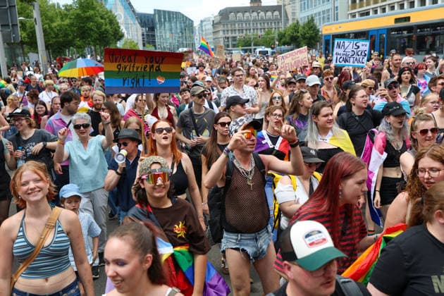 CSD Leipzig 2026: Tausende Menschen zogen bunt und friedlich durch die Innenstadt Am heutigen Tag fand in Leipzig der Christopher Street Day (CSD) 2026 statt. Auftakt der Veranstaltung war auf dem Augustusplatz, wo sich zahlreiche Teilnehmer versammelten. Im Anschluss setzte sich der Demonstrationszug durch das Leipziger Stadtgebiet in Bewegung. Die Veranstaltung verlief nach ersten Erkenntnissen geordnet und wurde von zahlreichen Schaulustigen begleitet. Bereits zu Beginn der Demonstration herrschte auf dem Augustusplatz reger Betrieb, ehe sich der Demonstrationszug formierte und die festgelegte Strecke durch die Innenstadt nahm. Während des Aufzuges kam es im Bereich der Demonstrationsroute zu temporären Verkehrsbehinderungen und Sperru Copyright: xEHLxMedia BjörnxStachx 20260718_csd-leipzig-2026_22