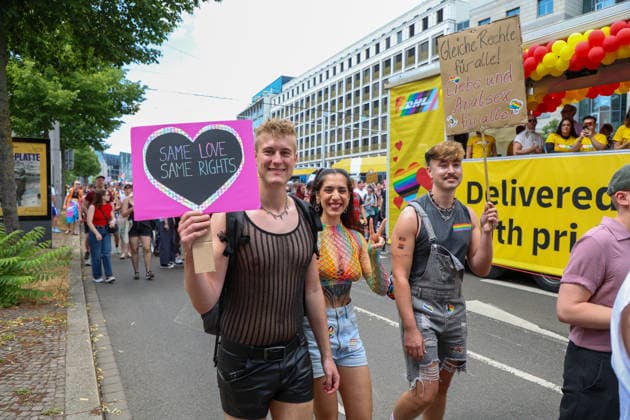 CSD Leipzig 2026: Tausende Menschen zogen bunt und friedlich durch die Innenstadt Am heutigen Tag fand in Leipzig der Christopher Street Day (CSD) 2026 statt. Auftakt der Veranstaltung war auf dem Augustusplatz, wo sich zahlreiche Teilnehmer versammelten. Im Anschluss setzte sich der Demonstrationszug durch das Leipziger Stadtgebiet in Bewegung. Die Veranstaltung verlief nach ersten Erkenntnissen geordnet und wurde von zahlreichen Schaulustigen begleitet. Bereits zu Beginn der Demonstration herrschte auf dem Augustusplatz reger Betrieb, ehe sich der Demonstrationszug formierte und die festgelegte Strecke durch die Innenstadt nahm. Während des Aufzuges kam es im Bereich der Demonstrationsroute zu temporären Verkehrsbehinderungen und Sperru Copyright: xEHLxMedia BjörnxStachx 20260718_csd-leipzig-2026_23