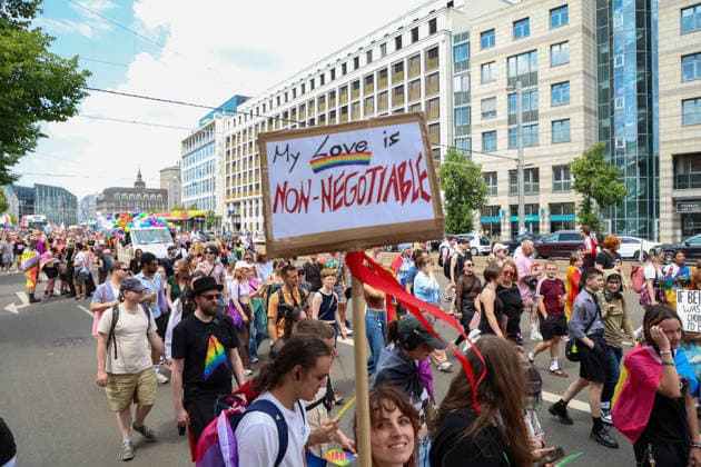 CSD Leipzig 2026: Tausende Menschen zogen bunt und friedlich durch die Innenstadt Am heutigen Tag fand in Leipzig der Christopher Street Day (CSD) 2026 statt. Auftakt der Veranstaltung war auf dem Augustusplatz, wo sich zahlreiche Teilnehmer versammelten. Im Anschluss setzte sich der Demonstrationszug durch das Leipziger Stadtgebiet in Bewegung. Die Veranstaltung verlief nach ersten Erkenntnissen geordnet und wurde von zahlreichen Schaulustigen begleitet. Bereits zu Beginn der Demonstration herrschte auf dem Augustusplatz reger Betrieb, ehe sich der Demonstrationszug formierte und die festgelegte Strecke durch die Innenstadt nahm. Während des Aufzuges kam es im Bereich der Demonstrationsroute zu temporären Verkehrsbehinderungen und Sperru Copyright: xEHLxMedia BjörnxStachx 20260718_csd-leipzig-2026_24