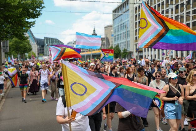 CSD Leipzig 2026: Tausende Menschen zogen bunt und friedlich durch die Innenstadt Am heutigen Tag fand in Leipzig der Christopher Street Day (CSD) 2026 statt. Auftakt der Veranstaltung war auf dem Augustusplatz, wo sich zahlreiche Teilnehmer versammelten. Im Anschluss setzte sich der Demonstrationszug durch das Leipziger Stadtgebiet in Bewegung. Die Veranstaltung verlief nach ersten Erkenntnissen geordnet und wurde von zahlreichen Schaulustigen begleitet. Bereits zu Beginn der Demonstration herrschte auf dem Augustusplatz reger Betrieb, ehe sich der Demonstrationszug formierte und die festgelegte Strecke durch die Innenstadt nahm. Während des Aufzuges kam es im Bereich der Demonstrationsroute zu temporären Verkehrsbehinderungen und Sperru Copyright: xEHLxMedia BjörnxStachx 20260718_csd-leipzig-2026_25