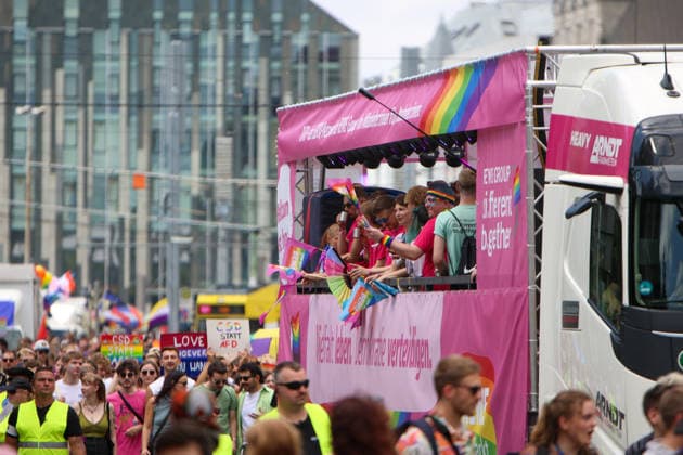 CSD Leipzig 2026: Tausende Menschen zogen bunt und friedlich durch die Innenstadt Am heutigen Tag fand in Leipzig der Christopher Street Day (CSD) 2026 statt. Auftakt der Veranstaltung war auf dem Augustusplatz, wo sich zahlreiche Teilnehmer versammelten. Im Anschluss setzte sich der Demonstrationszug durch das Leipziger Stadtgebiet in Bewegung. Die Veranstaltung verlief nach ersten Erkenntnissen geordnet und wurde von zahlreichen Schaulustigen begleitet. Bereits zu Beginn der Demonstration herrschte auf dem Augustusplatz reger Betrieb, ehe sich der Demonstrationszug formierte und die festgelegte Strecke durch die Innenstadt nahm. Während des Aufzuges kam es im Bereich der Demonstrationsroute zu temporären Verkehrsbehinderungen und Sperru Copyright: xEHLxMedia BjörnxStachx 20260718_csd-leipzig-2026_26