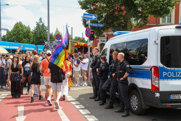 CSD Leipzig 2026: Tausende Menschen zogen bunt und friedlich durch die Innenstadt Am heutigen Tag fand in Leipzig der Christopher Street Day (CSD) 2026 statt. Auftakt der Veranstaltung war auf dem Augustusplatz, wo sich zahlreiche Teilnehmer versammelten. Im Anschluss setzte sich der Demonstrationszug durch das Leipziger Stadtgebiet in Bewegung. Die Veranstaltung verlief nach ersten Erkenntnissen geordnet und wurde von zahlreichen Schaulustigen begleitet. Bereits zu Beginn der Demonstration herrschte auf dem Augustusplatz reger Betrieb, ehe sich der Demonstrationszug formierte und die festgelegte Strecke durch die Innenstadt nahm. Während des Aufzuges kam es im Bereich der Demonstrationsroute zu temporären Verkehrsbehinderungen und Sperru Copyright: xEHLxMedia BjörnxStachx 20260718_csd-leipzig-2026_27