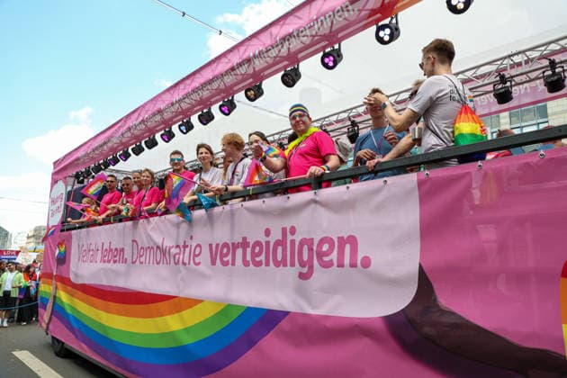 CSD Leipzig 2026: Tausende Menschen zogen bunt und friedlich durch die Innenstadt Am heutigen Tag fand in Leipzig der Christopher Street Day (CSD) 2026 statt. Auftakt der Veranstaltung war auf dem Augustusplatz, wo sich zahlreiche Teilnehmer versammelten. Im Anschluss setzte sich der Demonstrationszug durch das Leipziger Stadtgebiet in Bewegung. Die Veranstaltung verlief nach ersten Erkenntnissen geordnet und wurde von zahlreichen Schaulustigen begleitet. Bereits zu Beginn der Demonstration herrschte auf dem Augustusplatz reger Betrieb, ehe sich der Demonstrationszug formierte und die festgelegte Strecke durch die Innenstadt nahm. Während des Aufzuges kam es im Bereich der Demonstrationsroute zu temporären Verkehrsbehinderungen und Sperru Copyright: xEHLxMedia BjörnxStachx 20260718_csd-leipzig-2026_29