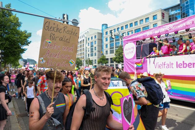 CSD Leipzig 2026: Tausende Menschen zogen bunt und friedlich durch die Innenstadt Am heutigen Tag fand in Leipzig der Christopher Street Day (CSD) 2026 statt. Auftakt der Veranstaltung war auf dem Augustusplatz, wo sich zahlreiche Teilnehmer versammelten. Im Anschluss setzte sich der Demonstrationszug durch das Leipziger Stadtgebiet in Bewegung. Die Veranstaltung verlief nach ersten Erkenntnissen geordnet und wurde von zahlreichen Schaulustigen begleitet. Bereits zu Beginn der Demonstration herrschte auf dem Augustusplatz reger Betrieb, ehe sich der Demonstrationszug formierte und die festgelegte Strecke durch die Innenstadt nahm. Während des Aufzuges kam es im Bereich der Demonstrationsroute zu temporären Verkehrsbehinderungen und Sperru Copyright: xEHLxMedia BjörnxStachx 20260718_csd-leipzig-2026_30