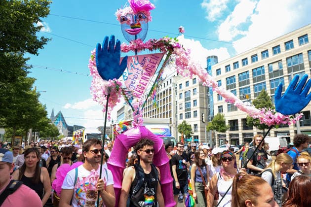 CSD Leipzig 2026: Tausende Menschen zogen bunt und friedlich durch die Innenstadt Am heutigen Tag fand in Leipzig der Christopher Street Day (CSD) 2026 statt. Auftakt der Veranstaltung war auf dem Augustusplatz, wo sich zahlreiche Teilnehmer versammelten. Im Anschluss setzte sich der Demonstrationszug durch das Leipziger Stadtgebiet in Bewegung. Die Veranstaltung verlief nach ersten Erkenntnissen geordnet und wurde von zahlreichen Schaulustigen begleitet. Bereits zu Beginn der Demonstration herrschte auf dem Augustusplatz reger Betrieb, ehe sich der Demonstrationszug formierte und die festgelegte Strecke durch die Innenstadt nahm. Während des Aufzuges kam es im Bereich der Demonstrationsroute zu temporären Verkehrsbehinderungen und Sperru Copyright: xEHLxMedia BjörnxStachx 20260718_csd-leipzig-2026_31