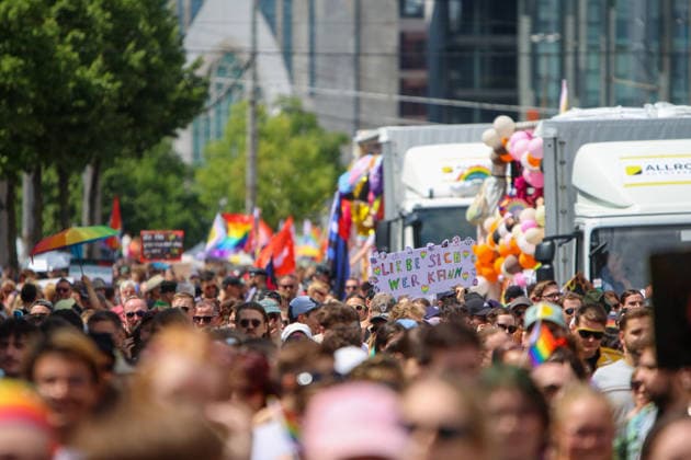 CSD Leipzig 2026: Tausende Menschen zogen bunt und friedlich durch die Innenstadt Am heutigen Tag fand in Leipzig der Christopher Street Day (CSD) 2026 statt. Auftakt der Veranstaltung war auf dem Augustusplatz, wo sich zahlreiche Teilnehmer versammelten. Im Anschluss setzte sich der Demonstrationszug durch das Leipziger Stadtgebiet in Bewegung. Die Veranstaltung verlief nach ersten Erkenntnissen geordnet und wurde von zahlreichen Schaulustigen begleitet. Bereits zu Beginn der Demonstration herrschte auf dem Augustusplatz reger Betrieb, ehe sich der Demonstrationszug formierte und die festgelegte Strecke durch die Innenstadt nahm. Während des Aufzuges kam es im Bereich der Demonstrationsroute zu temporären Verkehrsbehinderungen und Sperru Copyright: xEHLxMedia BjörnxStachx 20260718_csd-leipzig-2026_32