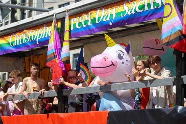 CSD Leipzig 2026: Tausende Menschen zogen bunt und friedlich durch die Innenstadt Am heutigen Tag fand in Leipzig der Christopher Street Day (CSD) 2026 statt. Auftakt der Veranstaltung war auf dem Augustusplatz, wo sich zahlreiche Teilnehmer versammelten. Im Anschluss setzte sich der Demonstrationszug durch das Leipziger Stadtgebiet in Bewegung. Die Veranstaltung verlief nach ersten Erkenntnissen geordnet und wurde von zahlreichen Schaulustigen begleitet. Bereits zu Beginn der Demonstration herrschte auf dem Augustusplatz reger Betrieb, ehe sich der Demonstrationszug formierte und die festgelegte Strecke durch die Innenstadt nahm. Während des Aufzuges kam es im Bereich der Demonstrationsroute zu temporären Verkehrsbehinderungen und Sperru Copyright: xEHLxMedia BjörnxStachx 20260718_csd-leipzig-2026_33