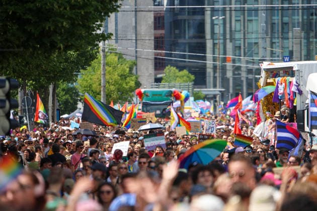 CSD Leipzig 2026: Tausende Menschen zogen bunt und friedlich durch die Innenstadt Am heutigen Tag fand in Leipzig der Christopher Street Day (CSD) 2026 statt. Auftakt der Veranstaltung war auf dem Augustusplatz, wo sich zahlreiche Teilnehmer versammelten. Im Anschluss setzte sich der Demonstrationszug durch das Leipziger Stadtgebiet in Bewegung. Die Veranstaltung verlief nach ersten Erkenntnissen geordnet und wurde von zahlreichen Schaulustigen begleitet. Bereits zu Beginn der Demonstration herrschte auf dem Augustusplatz reger Betrieb, ehe sich der Demonstrationszug formierte und die festgelegte Strecke durch die Innenstadt nahm. Während des Aufzuges kam es im Bereich der Demonstrationsroute zu temporären Verkehrsbehinderungen und Sperru Copyright: xEHLxMedia BjörnxStachx 20260718_csd-leipzig-2026_34