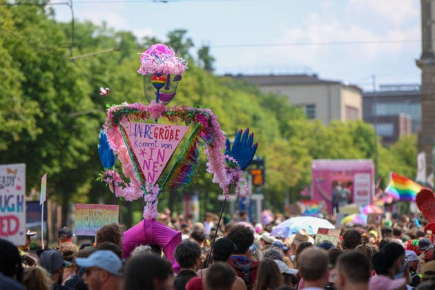 CSD Leipzig 2026: Tausende Menschen zogen bunt und friedlich durch die Innenstadt Am heutigen Tag fand in Leipzig der Christopher Street Day (CSD) 2026 statt. Auftakt der Veranstaltung war auf dem Augustusplatz, wo sich zahlreiche Teilnehmer versammelten. Im Anschluss setzte sich der Demonstrationszug durch das Leipziger Stadtgebiet in Bewegung. Die Veranstaltung verlief nach ersten Erkenntnissen geordnet und wurde von zahlreichen Schaulustigen begleitet. Bereits zu Beginn der Demonstration herrschte auf dem Augustusplatz reger Betrieb, ehe sich der Demonstrationszug formierte und die festgelegte Strecke durch die Innenstadt nahm. Während des Aufzuges kam es im Bereich der Demonstrationsroute zu temporären Verkehrsbehinderungen und Sperru Copyright: xEHLxMedia BjörnxStachx 20260718_csd-leipzig-2026_35