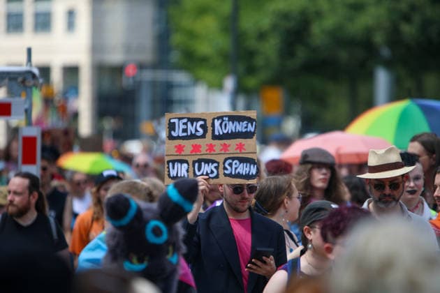CSD Leipzig 2026: Tausende Menschen zogen bunt und friedlich durch die Innenstadt Am heutigen Tag fand in Leipzig der Christopher Street Day (CSD) 2026 statt. Auftakt der Veranstaltung war auf dem Augustusplatz, wo sich zahlreiche Teilnehmer versammelten. Im Anschluss setzte sich der Demonstrationszug durch das Leipziger Stadtgebiet in Bewegung. Die Veranstaltung verlief nach ersten Erkenntnissen geordnet und wurde von zahlreichen Schaulustigen begleitet. Bereits zu Beginn der Demonstration herrschte auf dem Augustusplatz reger Betrieb, ehe sich der Demonstrationszug formierte und die festgelegte Strecke durch die Innenstadt nahm. Während des Aufzuges kam es im Bereich der Demonstrationsroute zu temporären Verkehrsbehinderungen und Sperru Copyright: xEHLxMedia BjörnxStachx 20260718_csd-leipzig-2026_36