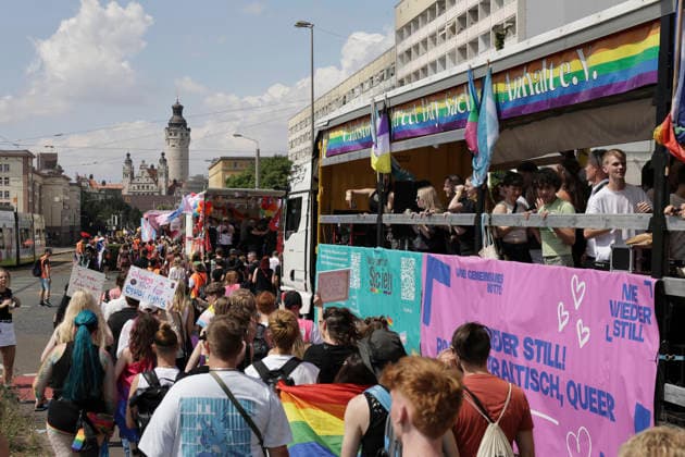 CSD Leipzig 2026 Leipzig, Deutschland - 18.07.2026 Teilnehmer bei der Demonstration zum Christopher Street Day (CSD) in Leipzig. Der CSD erinnert an die Stonewall-Unruhen von 1969 und setzt sich für die Rechte von LGBTQ+-Personen ein. *** CSD Leipzig 2026 Leipzig, Germany July 18, 2026 Participants in the Christopher Street Day (CSD) parade in Leipzig. CSD commemorates the Stonewall Riots of 1969 and advocates for the rights of LGBTQ people.