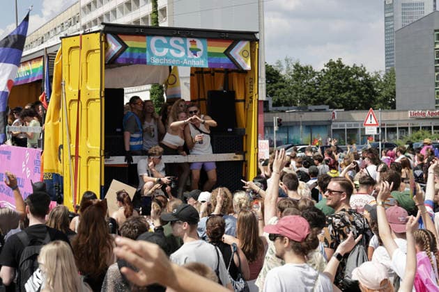 CSD Leipzig 2026 Leipzig, Deutschland - 18.07.2026 Teilnehmer bei der Demonstration zum Christopher Street Day (CSD) in Leipzig. Der CSD erinnert an die Stonewall-Unruhen von 1969 und setzt sich für die Rechte von LGBTQ+-Personen ein. *** CSD Leipzig 2026 Leipzig, Germany July 18, 2026 Participants in the Christopher Street Day (CSD) parade in Leipzig. CSD commemorates the Stonewall Riots of 1969 and advocates for the rights of LGBTQ people.