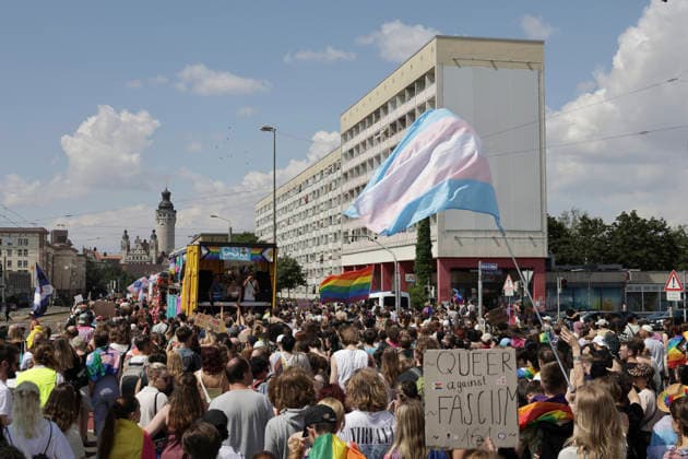 CSD Leipzig 2026 Leipzig, Deutschland - 18.07.2026 Teilnehmer bei der Demonstration zum Christopher Street Day (CSD) in Leipzig. Der CSD erinnert an die Stonewall-Unruhen von 1969 und setzt sich für die Rechte von LGBTQ+-Personen ein. *** CSD Leipzig 2026 Leipzig, Germany July 18, 2026 Participants in the Christopher Street Day (CSD) parade in Leipzig. CSD commemorates the Stonewall Riots of 1969 and advocates for the rights of LGBTQ people.